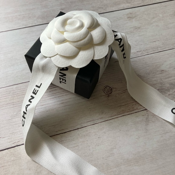 ❗️SOLD/TRADED❗️✨BRAND NEW Limited Edition CHANEL Pearl Crystal Earrings ✨ - Picture 6 of 11